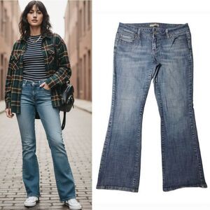 VTG Y2K Medium Wash Distressed Low Rise Flare Jeans Size 13